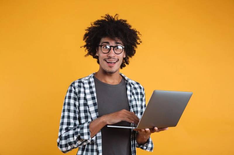 Homem Feliz Computador - Wordpress é bom