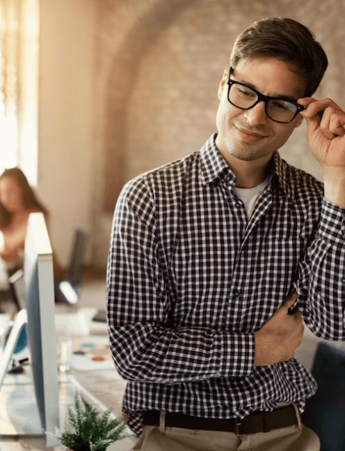 Homem com pasta na mão 3 marketplace