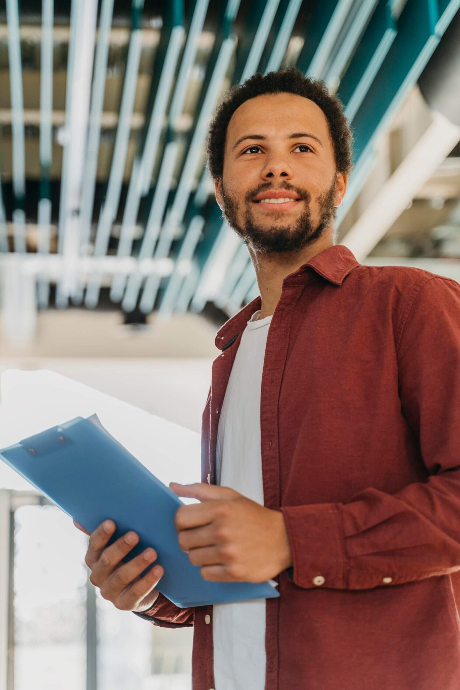 homem de negocios sorridente de baixo angulo